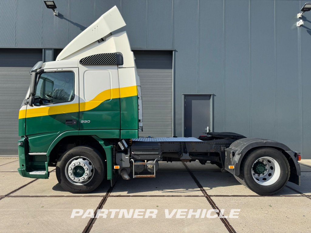 frontLeft : Volvo FM 330 Dragbil