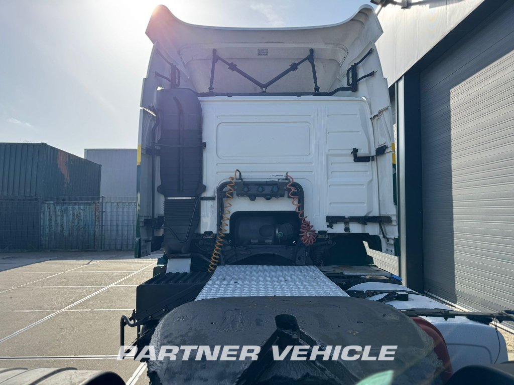 frontLeft : Volvo FM 330 Dragbil