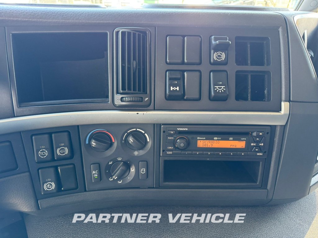 frontLeft : Volvo FM 330 Dragbil