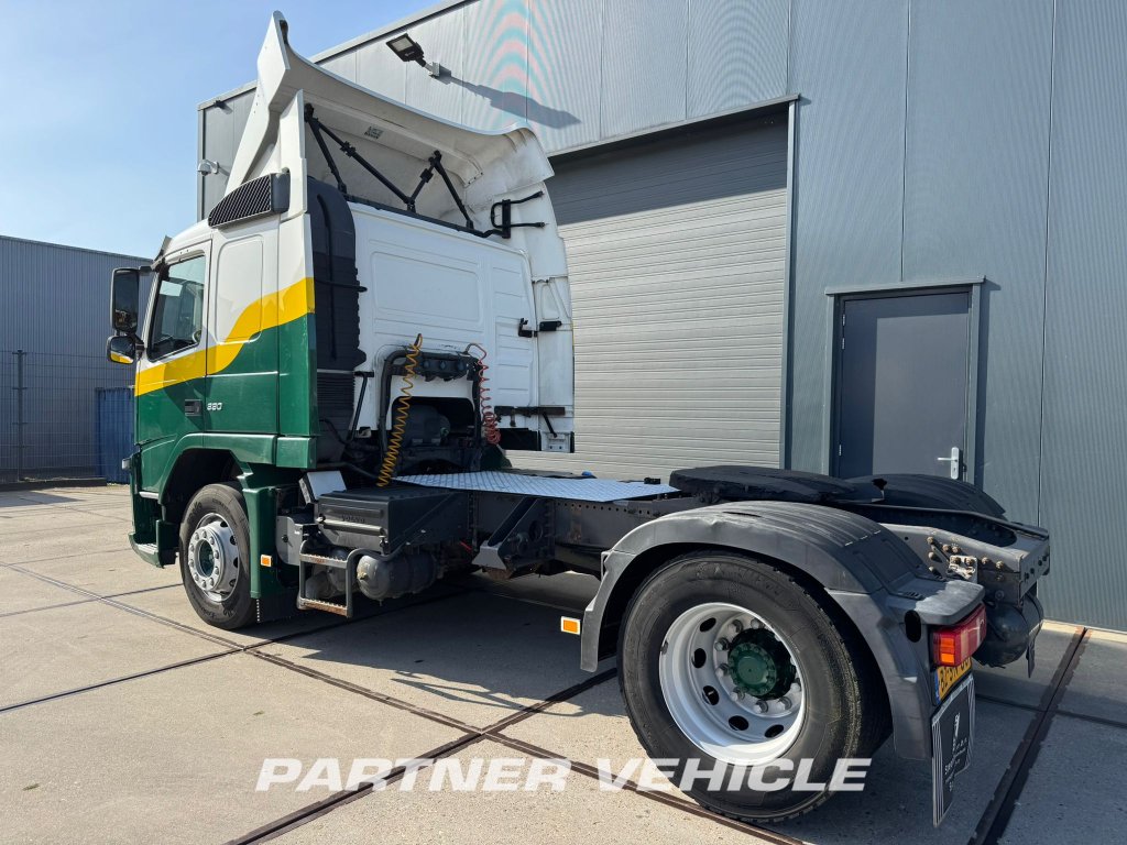 frontLeft : Volvo FM 330 Dragbil