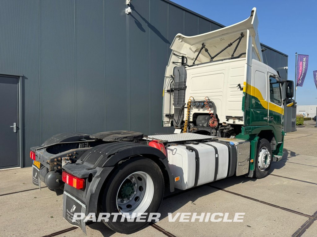 frontLeft : Volvo FM 330 Dragbil