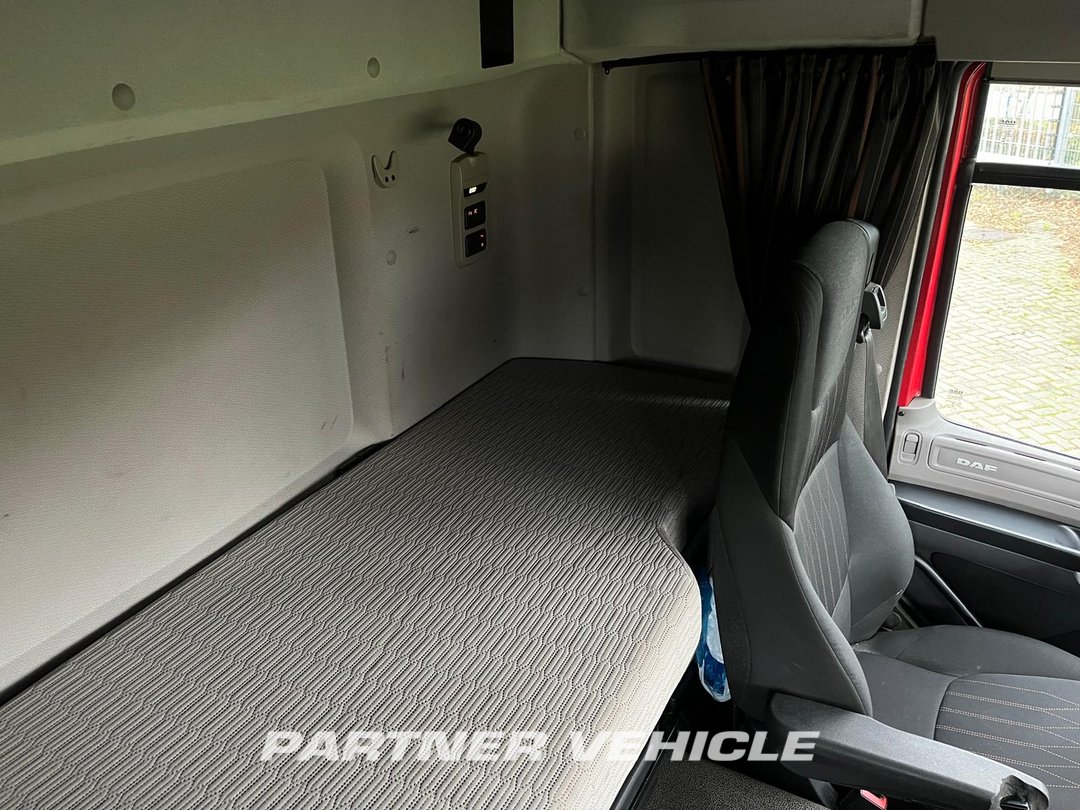 frontLeft : DAF CF 450 Tracteur routier