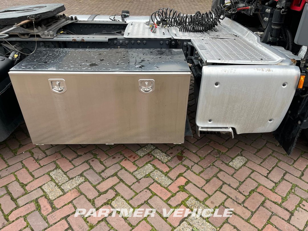 frontLeft : DAF CF 450 Tracteur routier