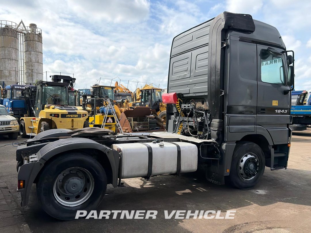 frontLeft : Mercedes Actros 1843 Tractor
