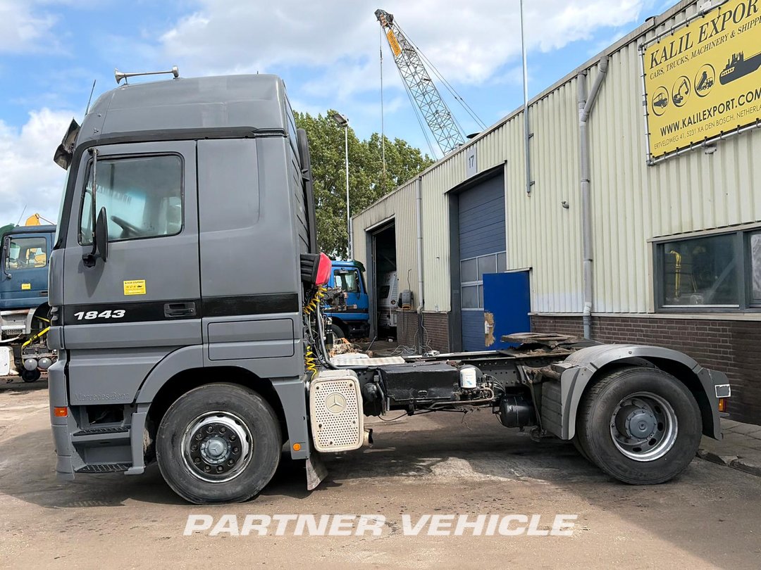frontLeft : Mercedes Actros 1843 Tractor