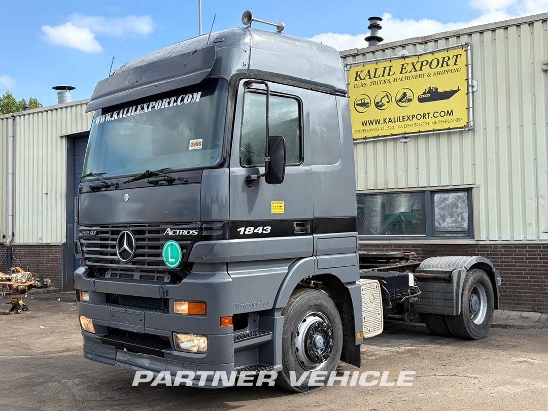 frontLeft : Mercedes Actros 1843 Tractor