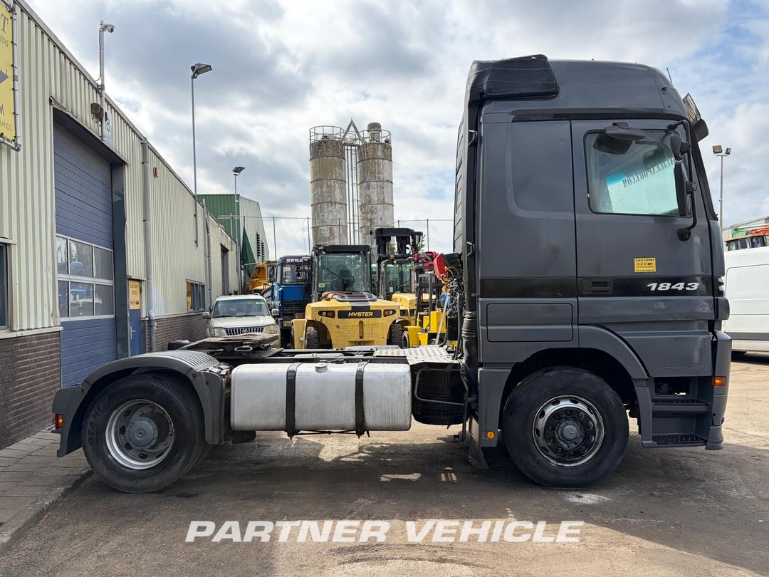 frontLeft : Mercedes Actros 1843 Tractor