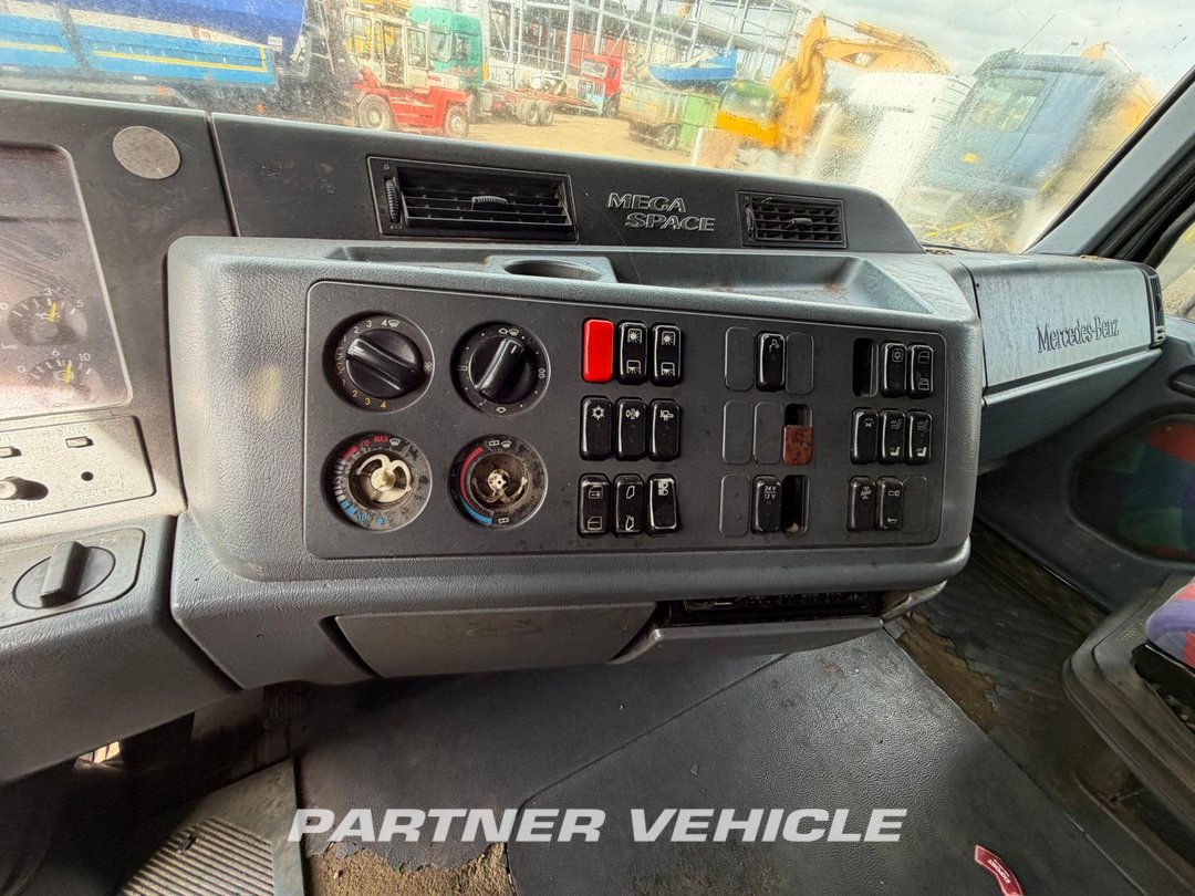 frontLeft : Mercedes Actros 1843 Tractor