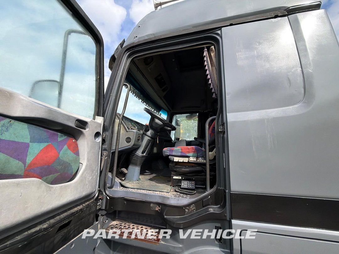 frontLeft : Mercedes Actros 1843 Tractor