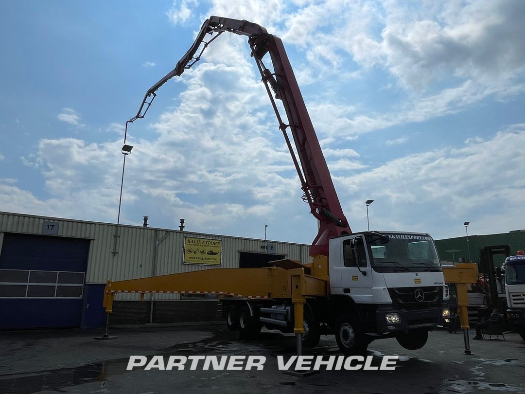 frontLeft : Mercedes Actros 4141 Concrete pump