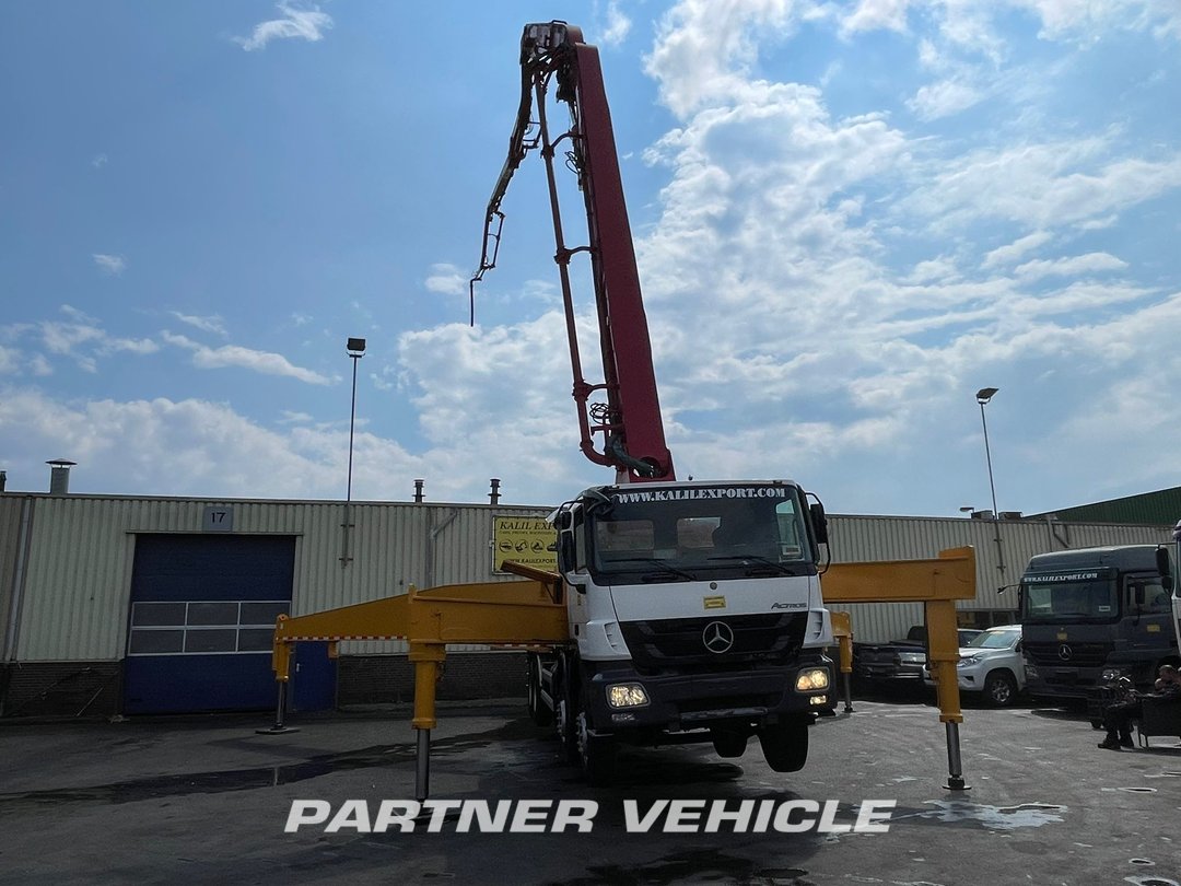 frontLeft : Mercedes Actros 4141 Concrete pump