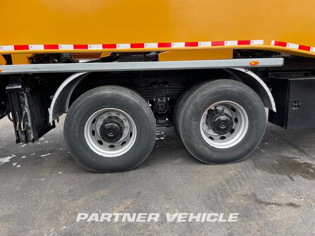 frontLeft : Mercedes Actros 4141 Concrete pump