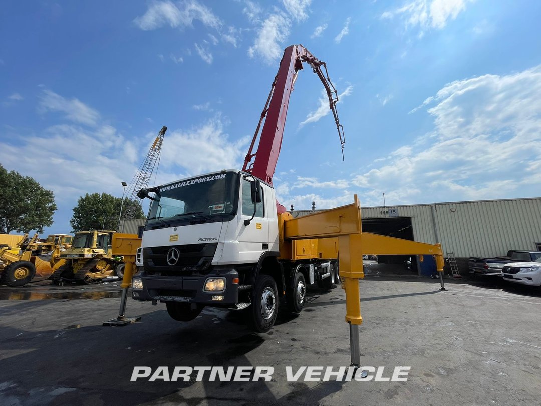 frontLeft : Mercedes Actros 4141 Concrete pump