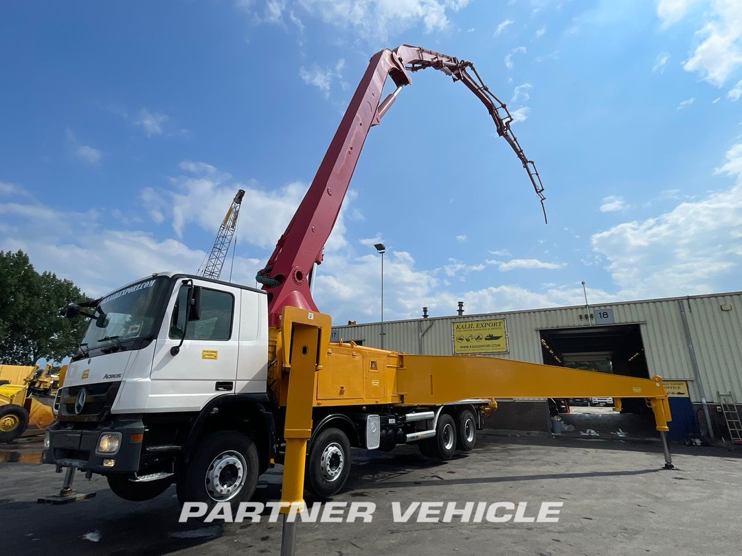 frontLeft : Mercedes Actros 4141 Concrete pump