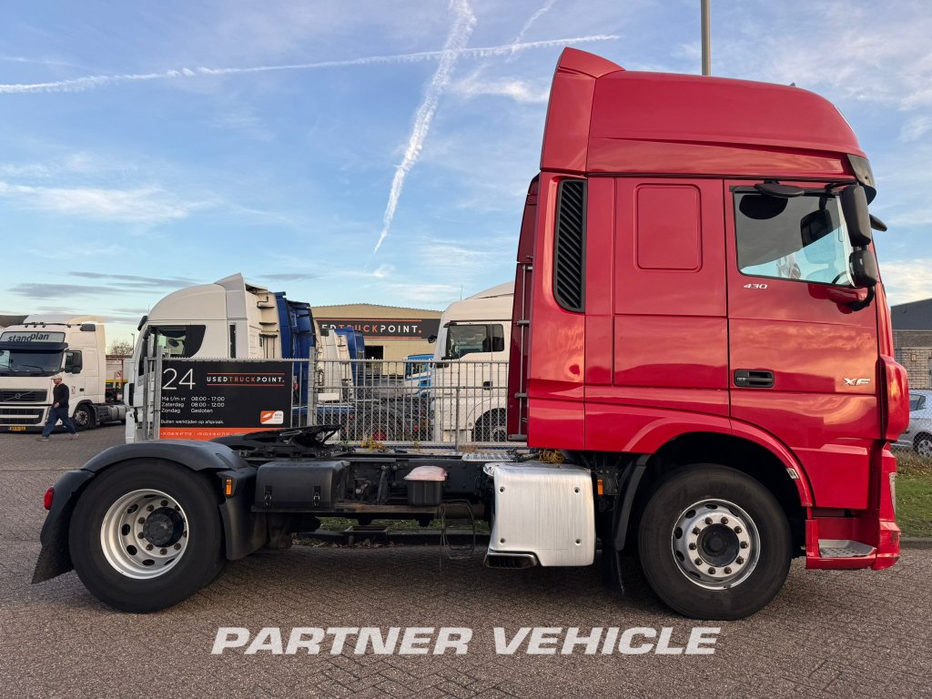 frontLeft : DAF XF 430 Dragbil