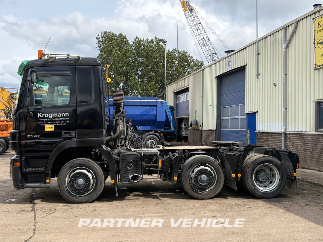 frontLeft : Mercedes Actros 2541 Tracteur routier