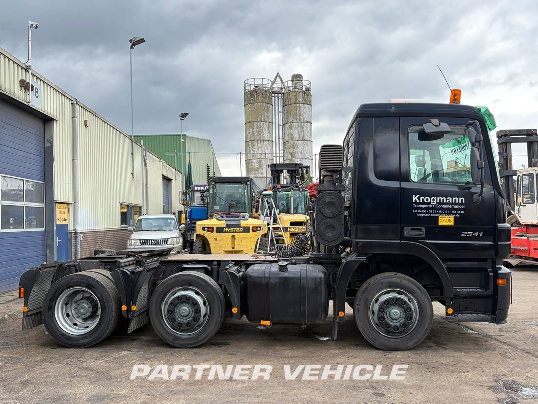 frontLeft : Mercedes Actros 2541 Tracteur routier