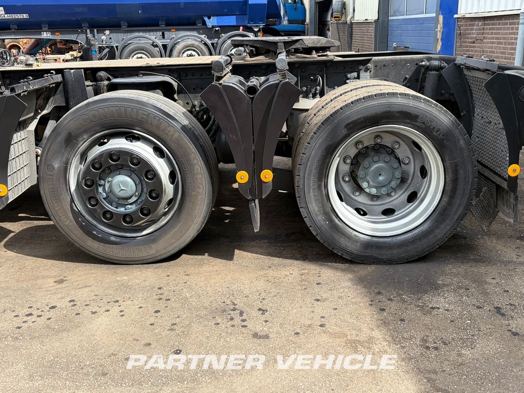 frontLeft : Mercedes Actros 2541 Tracteur routier