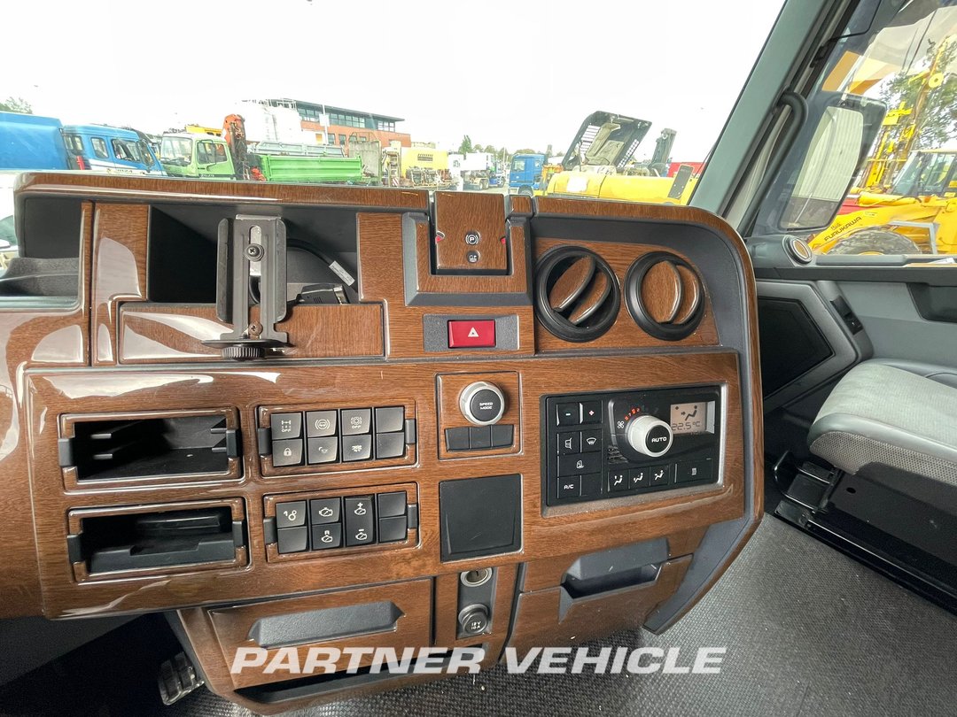 frontLeft : Renault T 460 Vetopöytäauto
