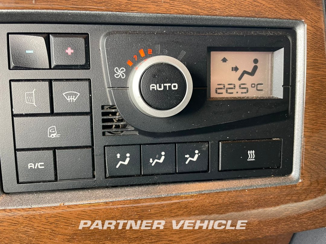 frontLeft : Renault T 460 Vetopöytäauto