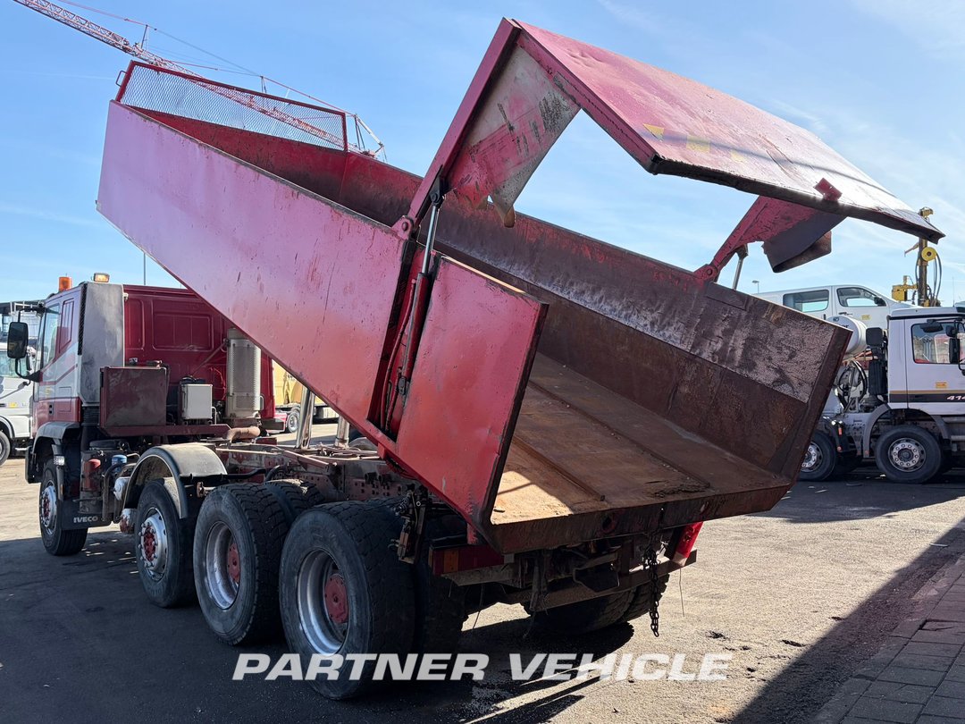 frontLeft : Iveco 340-E44H Camión Volquete