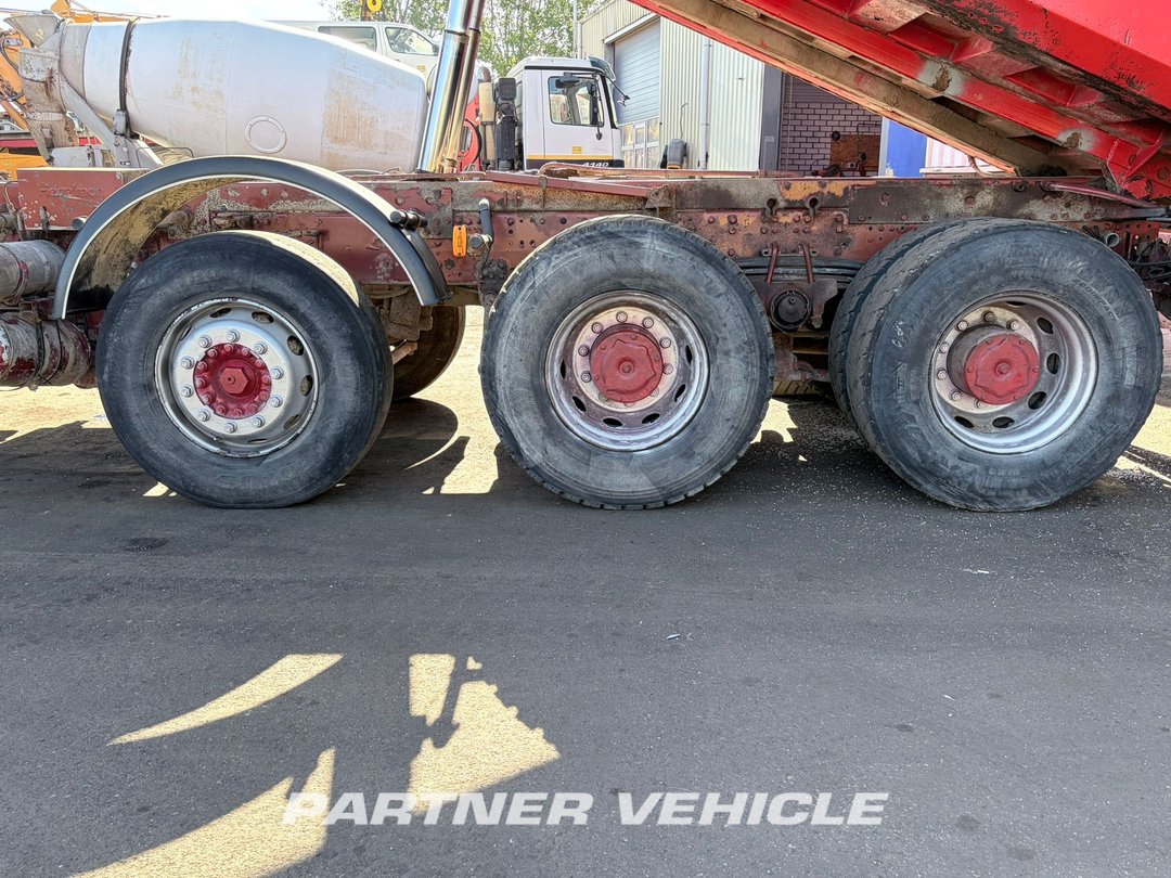 frontLeft : Iveco 340-E44H Camión Volquete