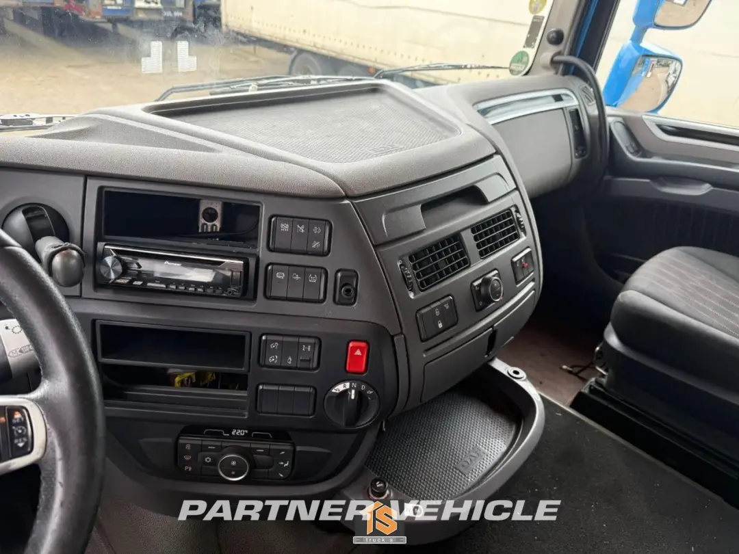 frontLeft : DAF XF 480 Dragbil