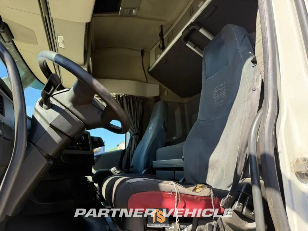 frontLeft : Volvo FH 460 Влекач
