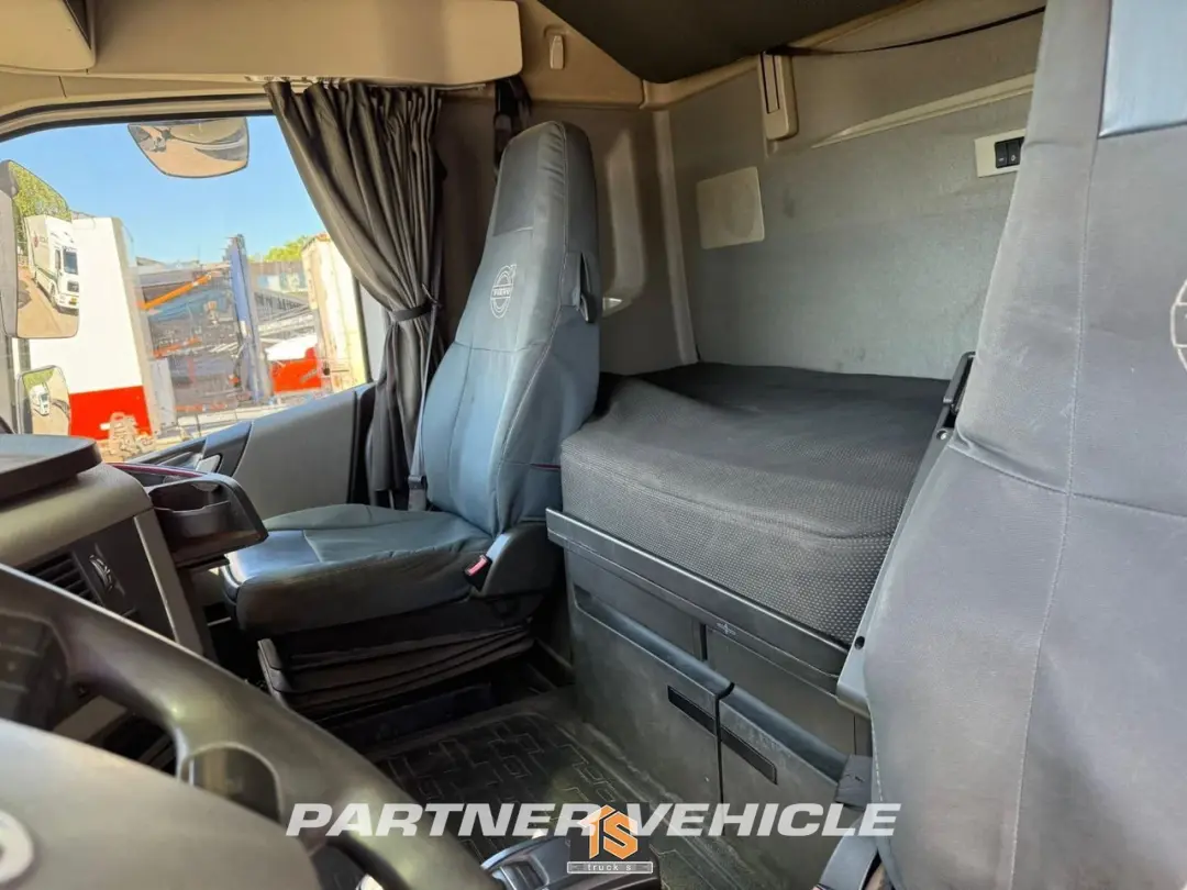 frontLeft : Volvo FH 460 Влекач