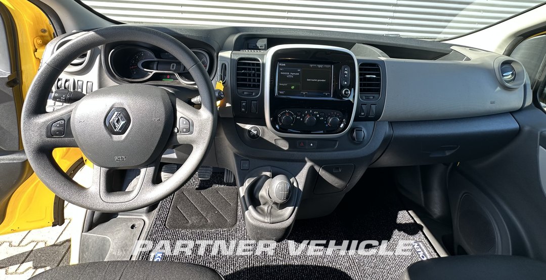frontLeft : Renault Trafic 95pk Fourgon utilitaire