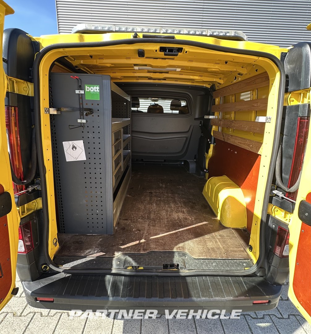 frontLeft : Renault Trafic 95pk Fourgon utilitaire