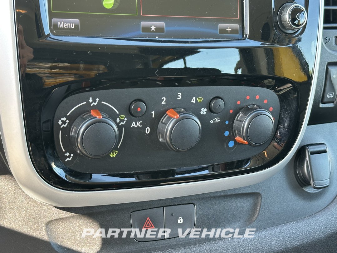 frontLeft : Renault Trafic 95pk Fourgon utilitaire