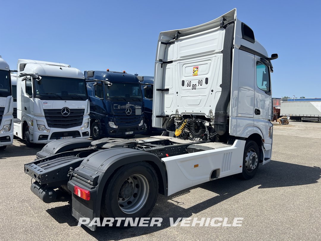 frontLeft : Mercedes Actros 1845 Tractor
