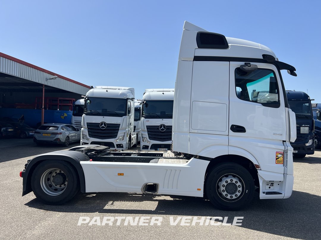 frontLeft : Mercedes Actros 1845 Tractor