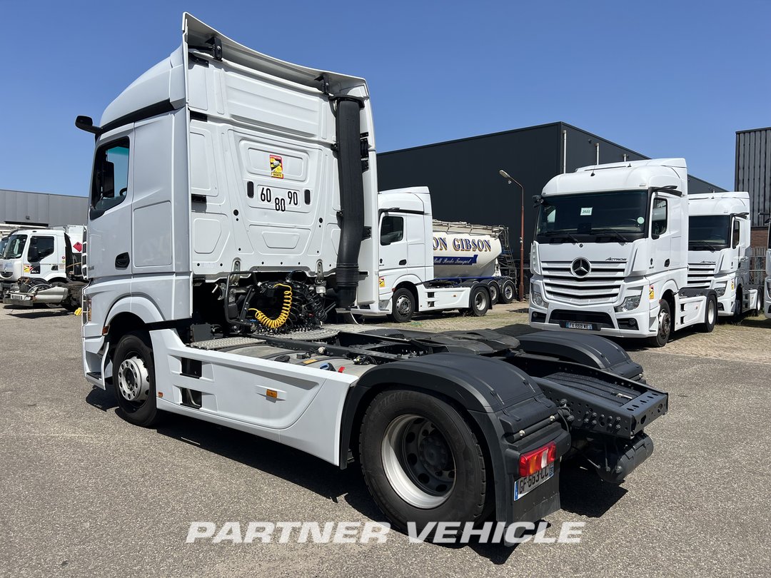frontLeft : Mercedes Actros 1845 Tractor