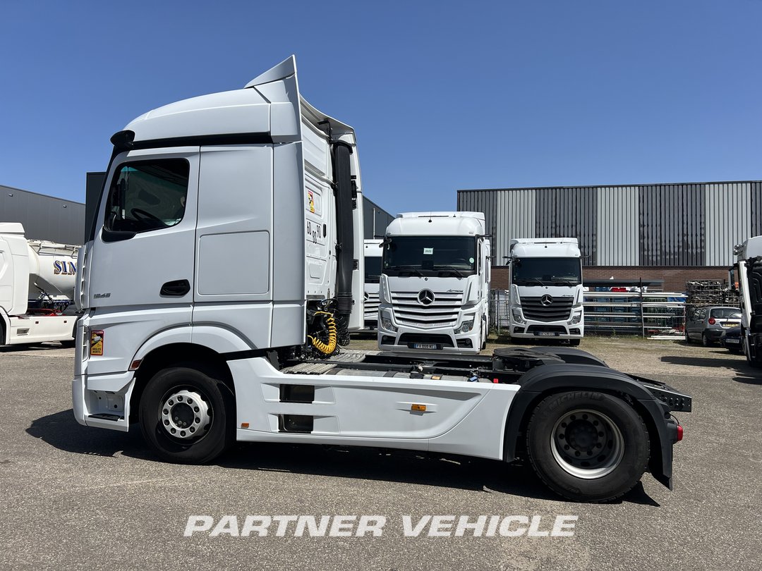 frontLeft : Mercedes Actros 1845 Tractor