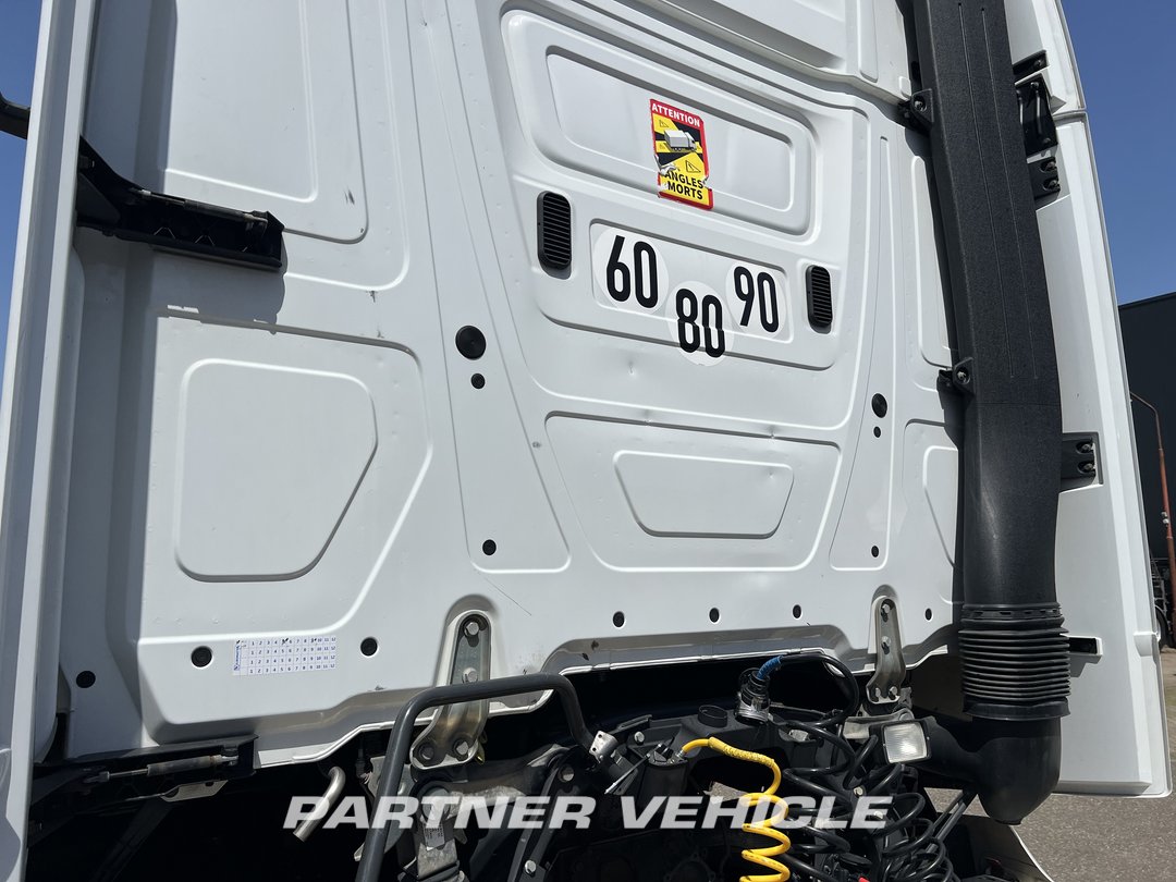 frontLeft : Mercedes Actros 1845 Tractor