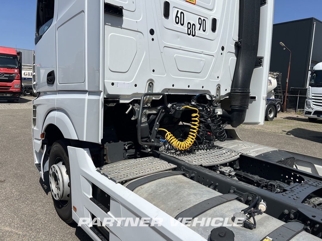 frontLeft : Mercedes Actros 1845 Tractor