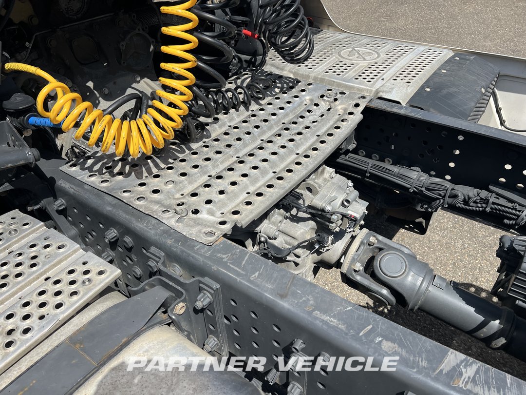 frontLeft : Mercedes Actros 1845 Tractor