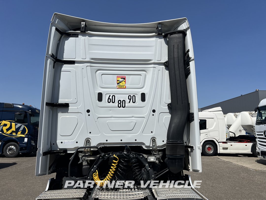 frontLeft : Mercedes Actros 1845 Tractor