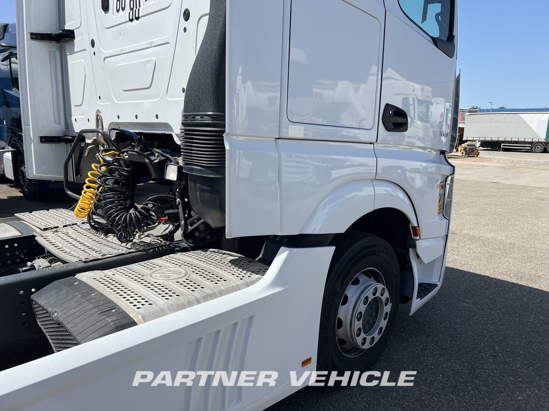 frontLeft : Mercedes Actros 1845 Tractor