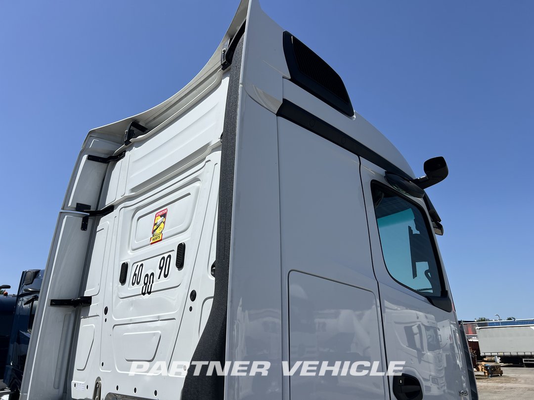 frontLeft : Mercedes Actros 1845 Tractor