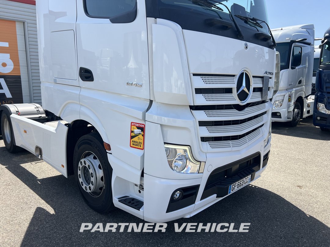 frontLeft : Mercedes Actros 1845 Tractor