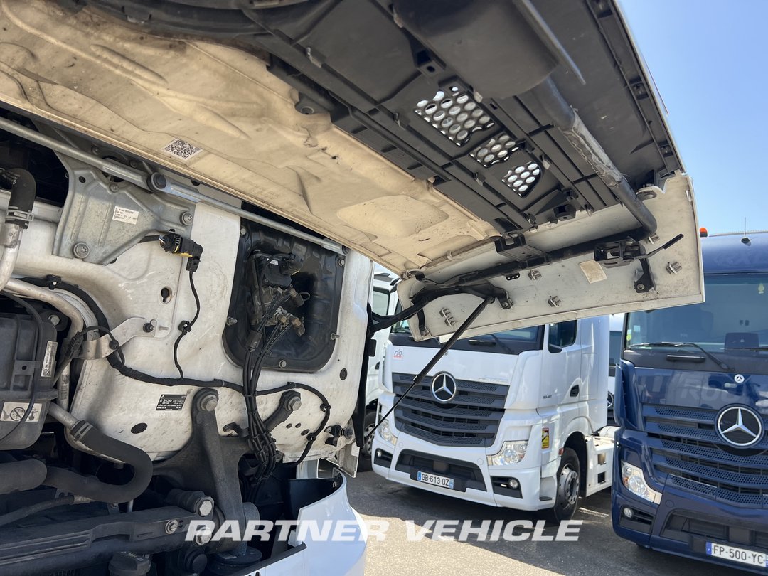 frontLeft : Mercedes Actros 1845 Tractor