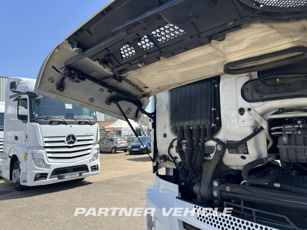 frontLeft : Mercedes Actros 1845 Tractor