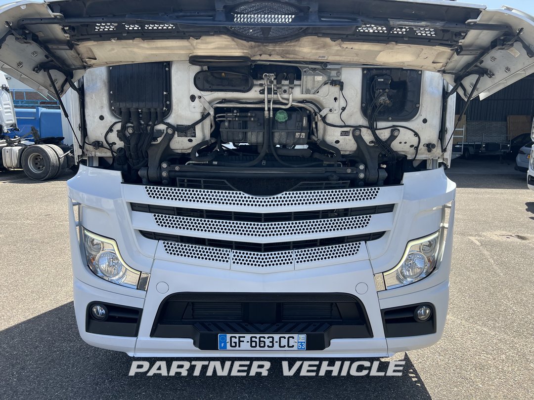 frontLeft : Mercedes Actros 1845 Tractor