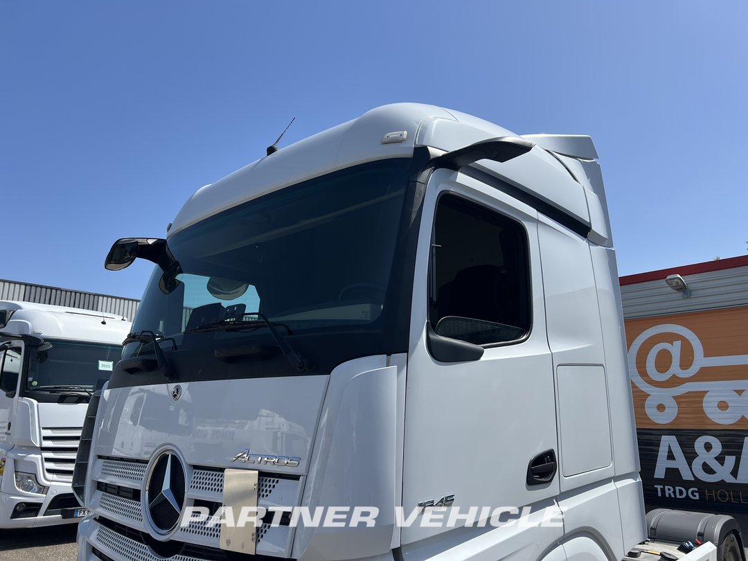 frontLeft : Mercedes Actros 1845 Tractor