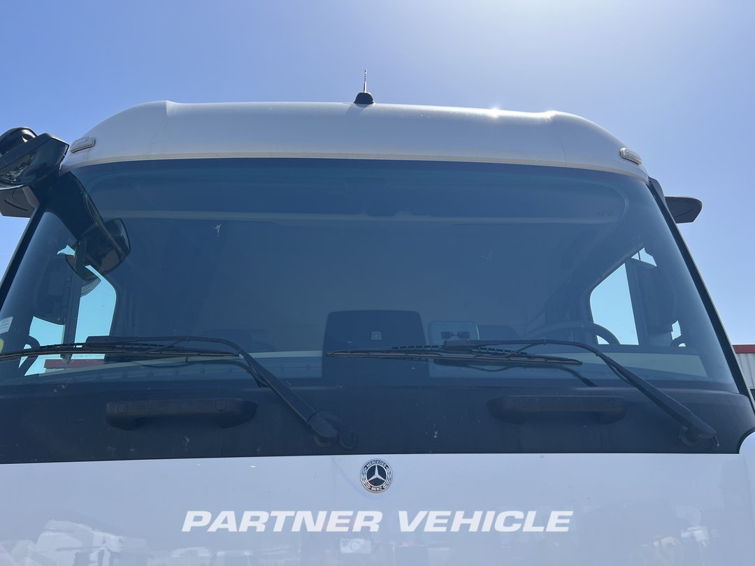 frontLeft : Mercedes Actros 1845 Tractor