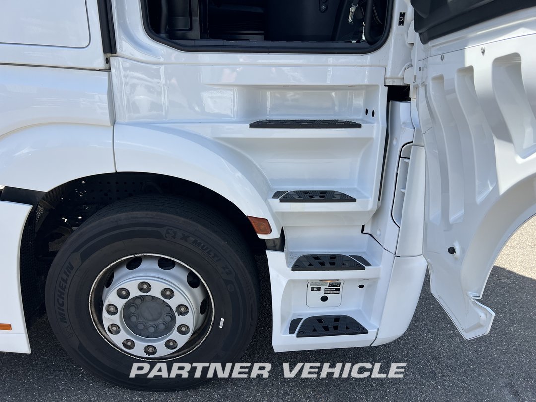frontLeft : Mercedes Actros 1845 Tractor