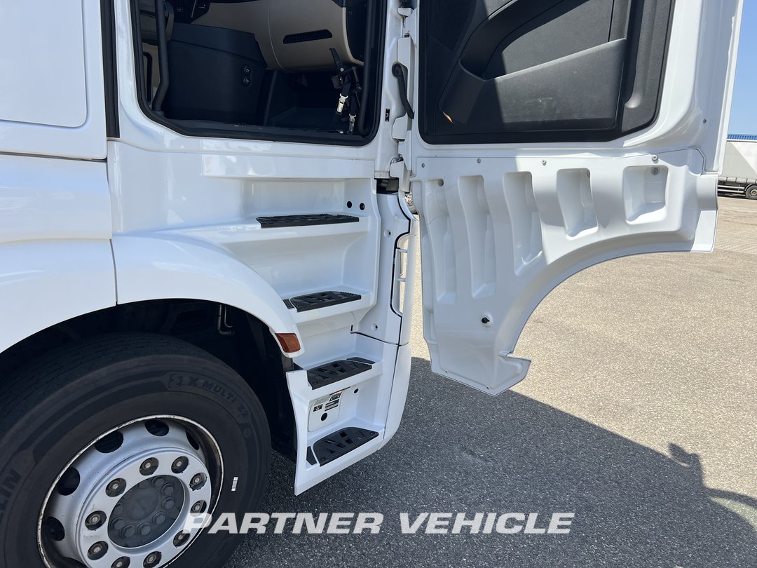 frontLeft : Mercedes Actros 1845 Tractor